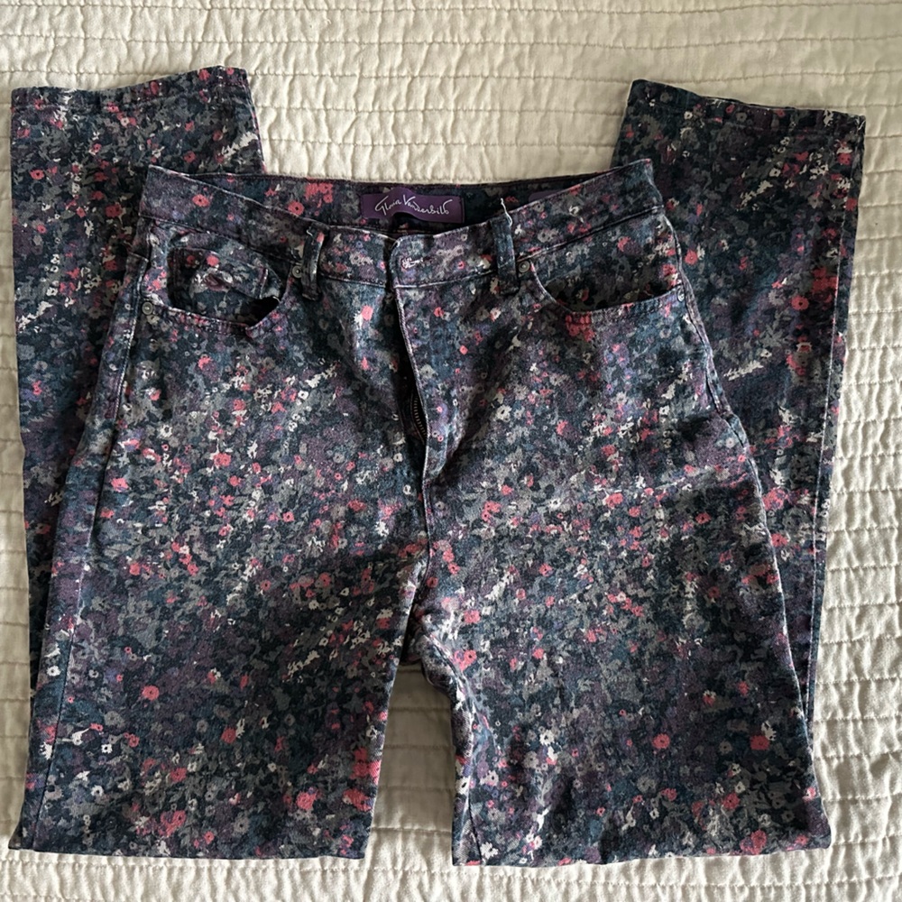 Size 10 women’s floral jeans. Gloria Vanderbilt Brand.